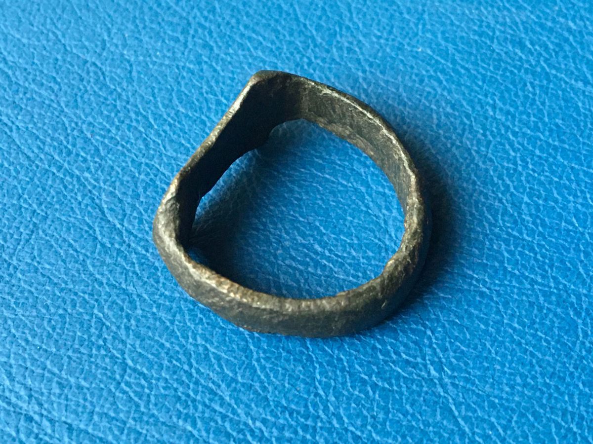 Gotischer Ring mit Rune / Fruchtbarkeit