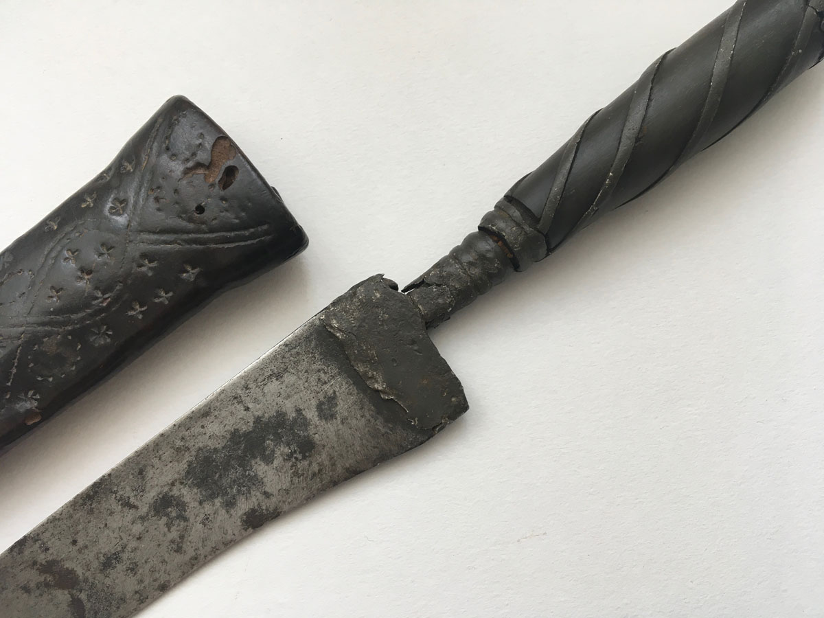 Antikes Jagdmesser / Dolch mit Lederscheide aus 1839, Südtirol, Biedermeier