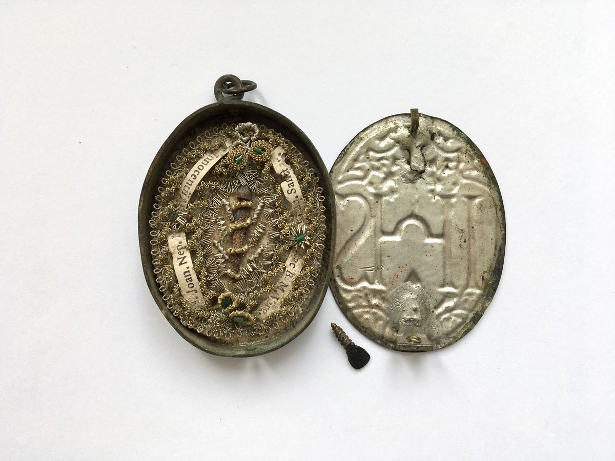 Reliquienkapsel IHS mit 5 Reliquien - 18. Jahrhundert