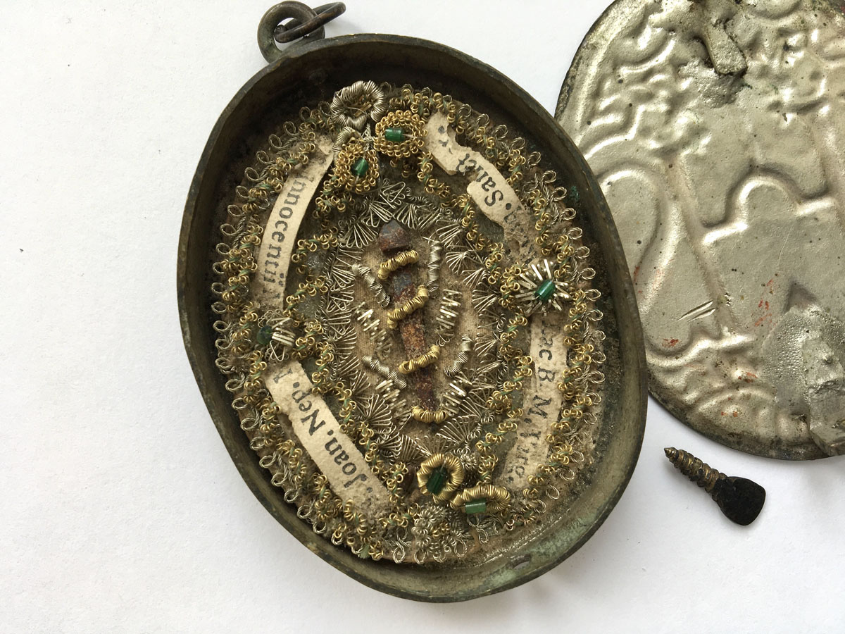 Reliquienkapsel IHS mit 5 Reliquien - 18. Jahrhundert