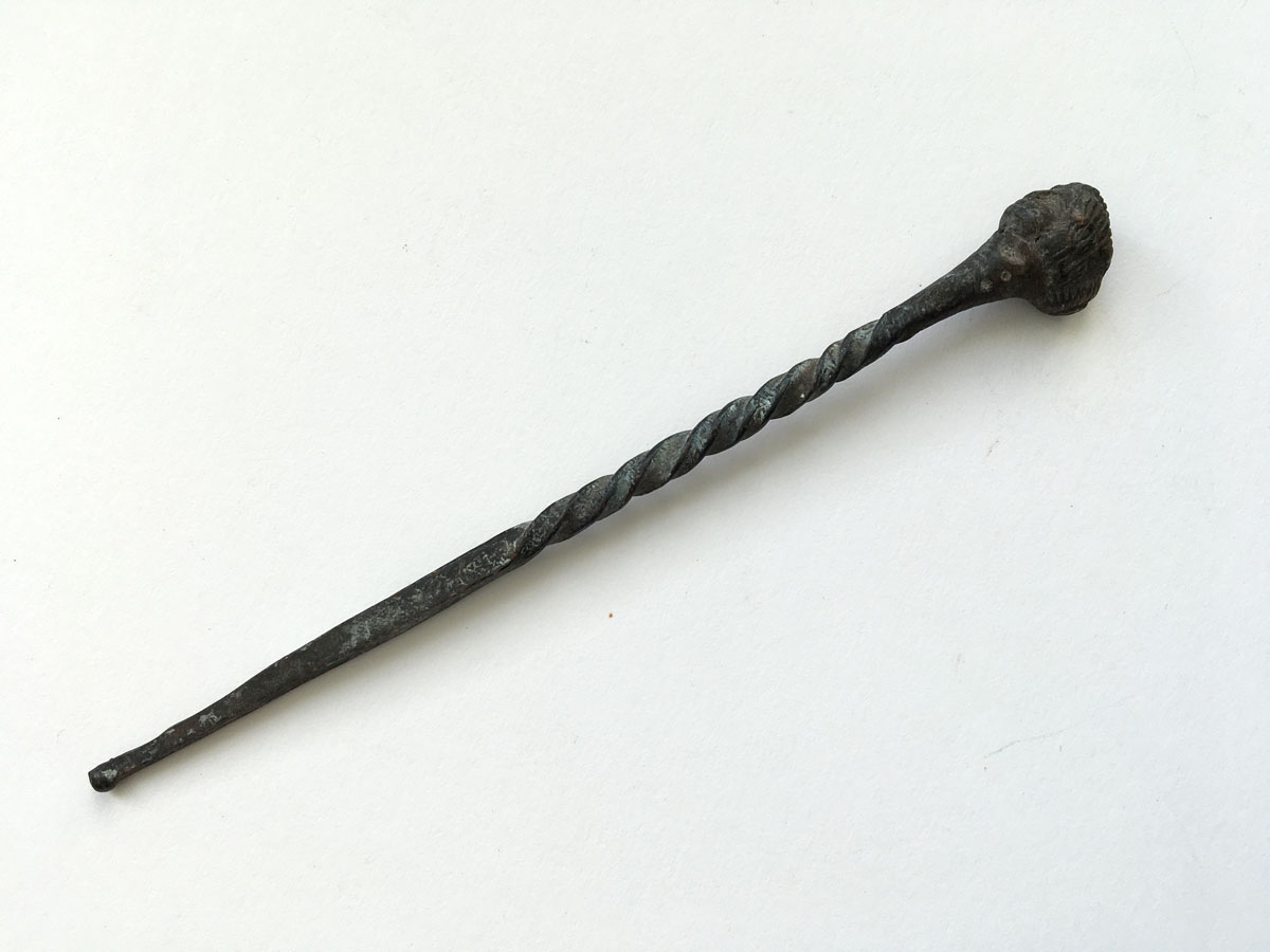 Römische Haarnadel mit Frauenkopf