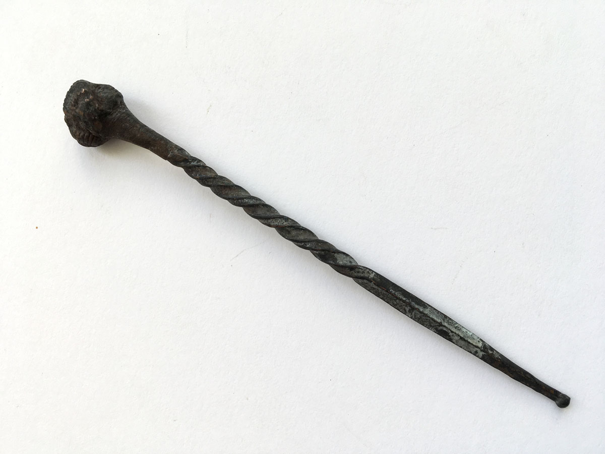 Römische Haarnadel mit Frauenkopf